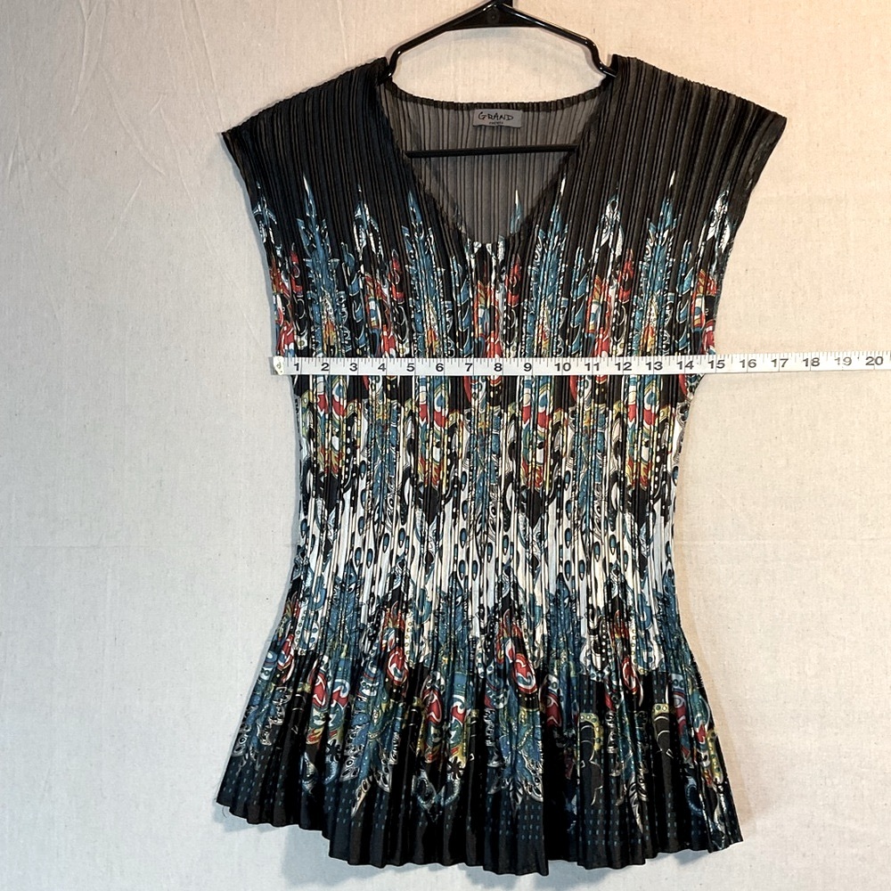 Multicolor,
Sleeveless blouse 
One size 

Dress up or down 
LIKE BRAND NEW